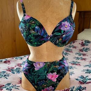 Victoria's Secret Swim
Mix & Match Twist Push-Up Bikini & Bottom